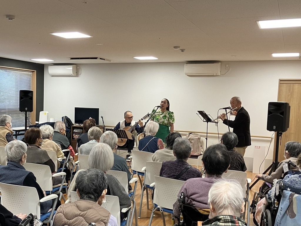 バンド『ViVi』をお招きし音楽ライブを開催しました